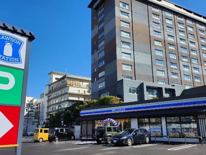 【周辺施設】ホテルから徒歩約1分の距離にコンビニエンスストアがございます。