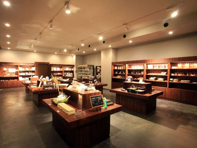 【shops N】当館オリジナル商品の他、函館・道南をはじめ、北海道の人気のお土産が揃う充実のラインナップ
