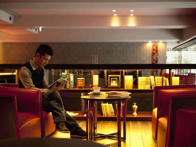 【のぐち文庫】お好みの本はバーやラウンジでご自由にお読み頂ける他、お部屋にもお持ち頂けます。