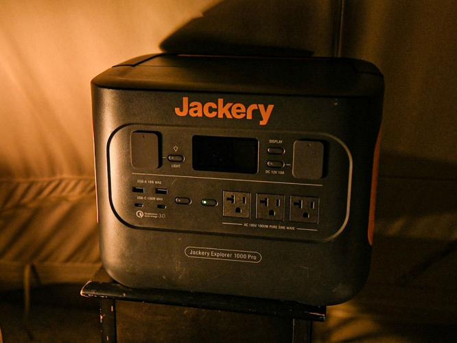 ［テント］室内照明やスマホの充電などにご使用いただけるポータブル電源（Jackery ポータブル電源 1000）を完備。