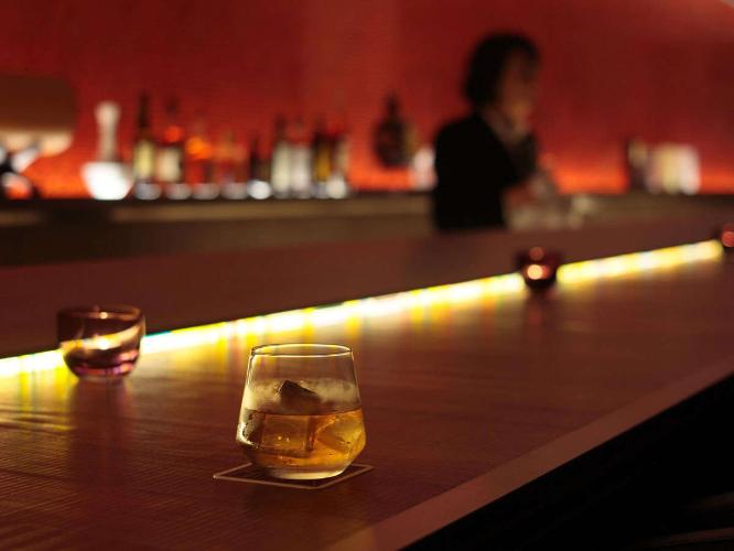 【BAR long good-bye】夜を華やかに彩るバーの灯り。旅の1ページに刻みたいオーセンティックなバーラウンジ