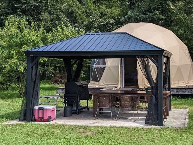 ［ドームテント］雨の日でも虫が気になる日でも安心。快適な空間でゆっくりBBQをお楽しみいただけます。