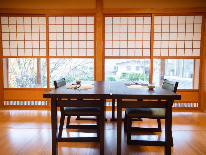 【食事処KITAMAE】8名様までご利用可能な庭園が見えるお席もございます。
