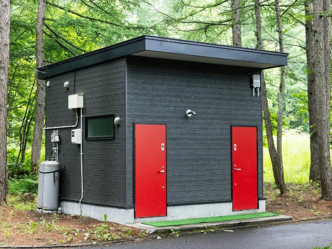 ご宿泊テントの近くに、屋外トイレを設置しておりますので安心です。