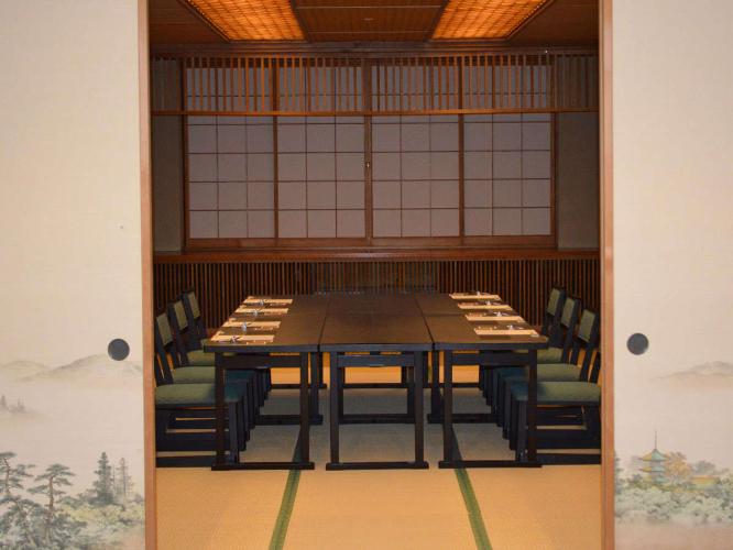【夢・花の間】定員12名の和会場でご用意致します。畳敷きですので、お子様連れでも安心です。