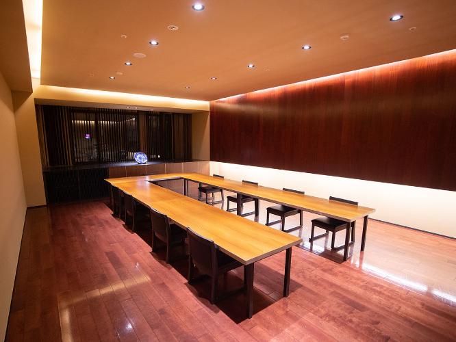 【小宴会場～KAIKYOU】定員14名のコの字型の小宴会場をご用意。会議室としてもご利用いただけます。