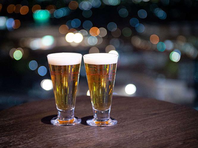 【SKY SALON BOUKYOU】湯上りに生ビールなどの冷たいお飲み物を召し上がりながら、豊かな時間を…。