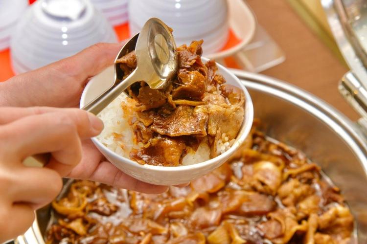 豚丼盛り付け