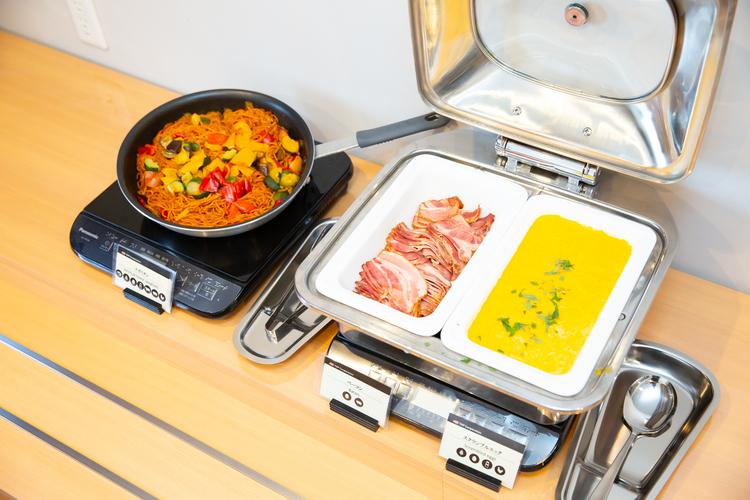 洋総菜は、スクランブルエッグ、ソーセージ、ベーコンをご用意しております。麺類は、ナポリタンスパゲッティ、ソース焼きそば、塩焼きそばの日替わりです。