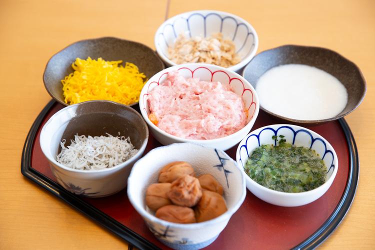 紀州南高梅の梅干し、とろろ、釜揚げしらす、山形のだし、錦糸卵、まぐろのたたき、秋鮭の荒ほぐし。おすすめの和惣菜です。