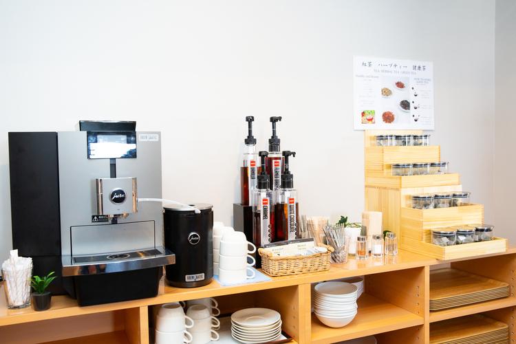 キーコーヒーのコーヒーマシンを設置しております。 豆から曳く上質なコーヒーをご賞味下さい。シロップを追加してお好みの味に。