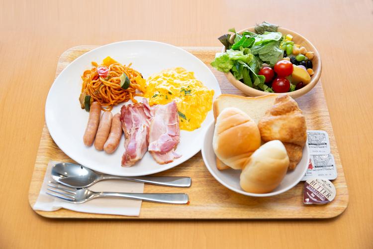 パンをメインにした洋食ビュッフェメニュー。進々堂のパンを、サラダ、洋総菜とご一緒に。