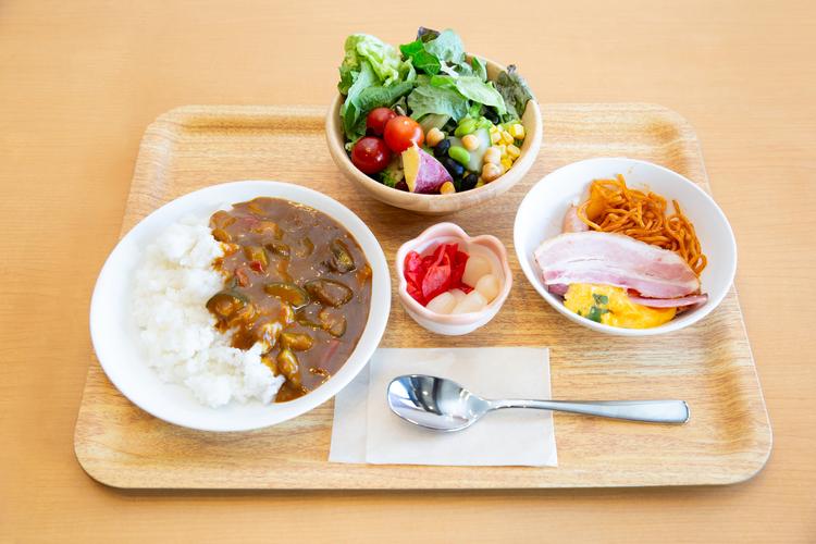 カレーをメインにした洋食ビュッフェメニュー。程よい辛さのカレーをご用意しております。ごはんやパン、サラダとご一緒に。