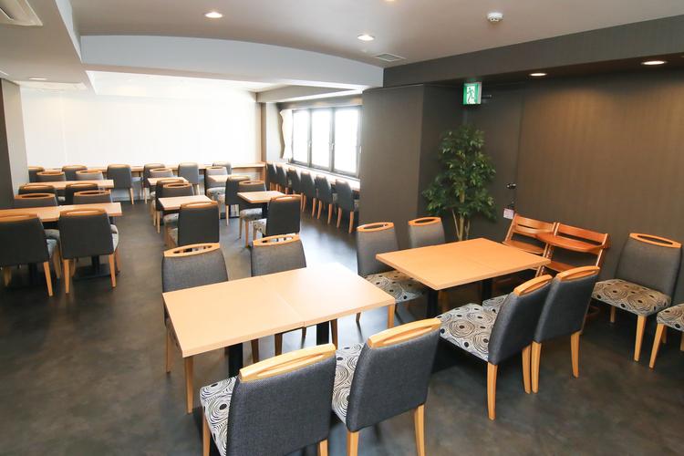 朝食会場を改装致しました。 窓から和歌山市内の景色が一望できます。 全38席、落ち着いた雰囲気でごゆっくり朝食をお召し上がりください。