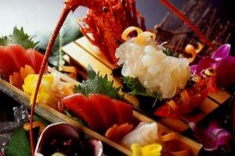 【夕食】お造り盛一例　プリップリに捌いたお造りを頬張っていただきます