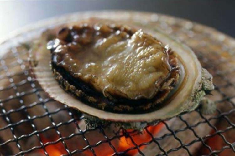 【夕食】鮑を備長炭で焼く