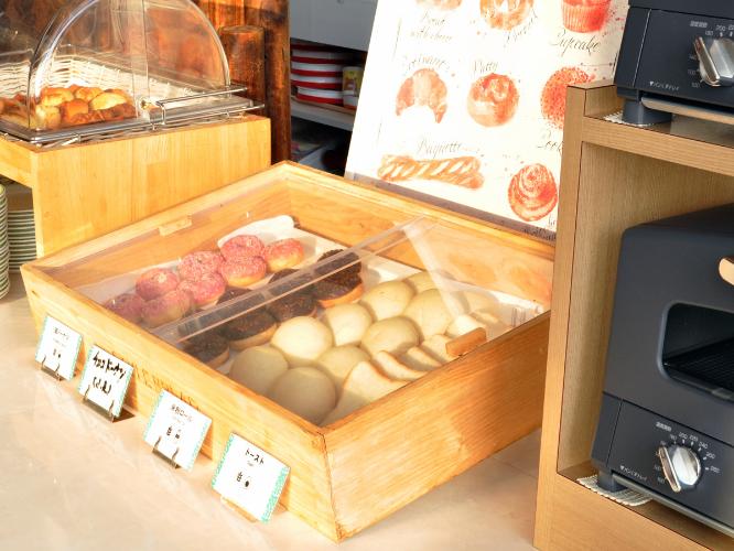 【朝食】カラフルなドーナツや米粉パンをお楽しみください