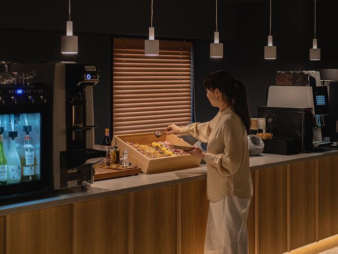 ラウンジ｜アルコールを含むフリードリンクやスナックをお楽しみください。
