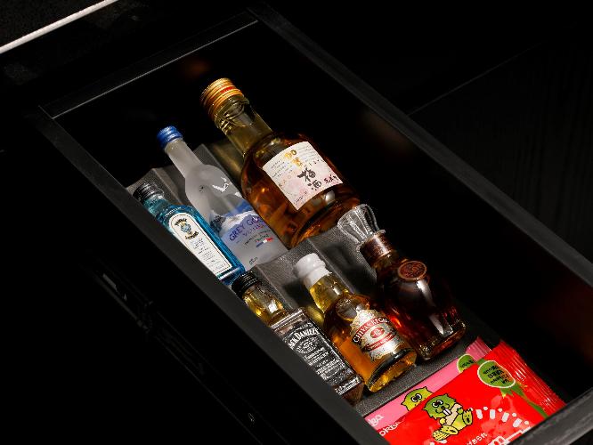【客室設備】ミニバー（スイートルーム限定）地元のスナックとお酒をご用意しております。