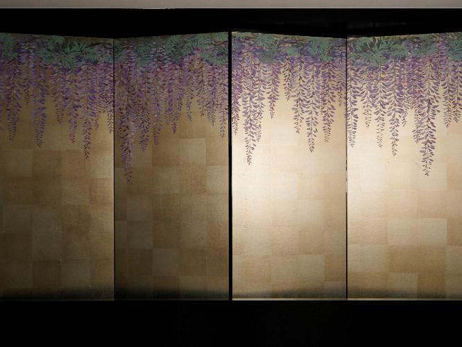 客室設備  全室に屏風をモチーフとしたヘッドボードを配し、金沢の工芸と黒を基調としたスタイリッシュなデサインを融し、伝統と革新を体現しています。