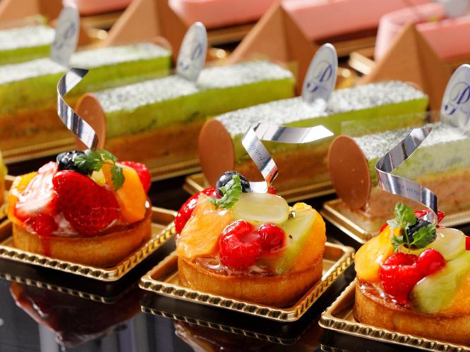 カフェ＆スイーツ  加賀梅酒を使用したケーキなどホテルメイドのケーキを種類豊富にご用意しております。