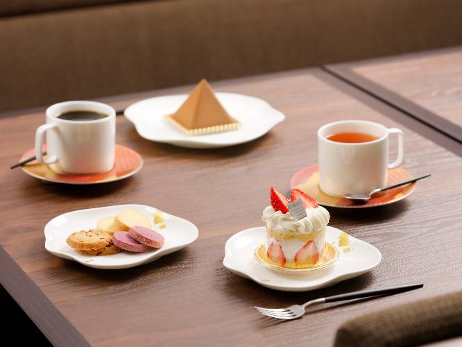 カフェ＆スイーツ  クッキーやマドレーヌなどの焼き菓子やホテルメイドのケーキを、コーヒーや紅茶などと味わいながら、くつろぎのひとときをお過ごしいただけます。