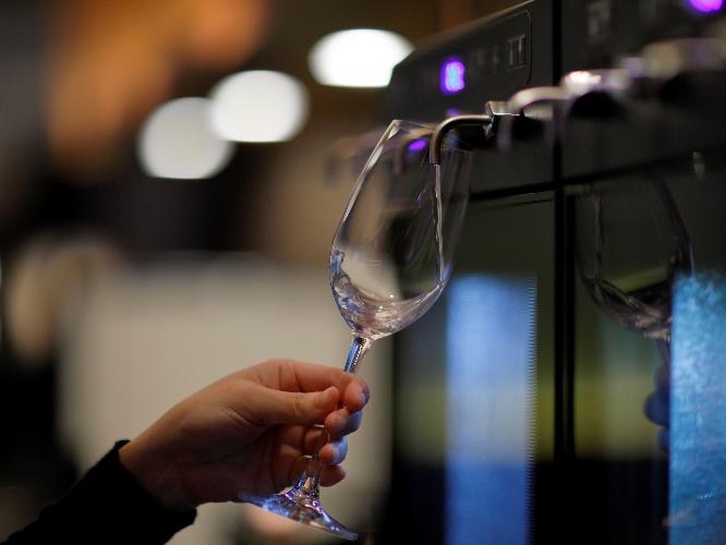 カクテルタイム  石川県を代表する日本酒のサーバーをご用意しております。