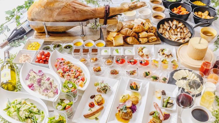 【朝食】メインプレート（日替わり三種）とブッフェメニュー例