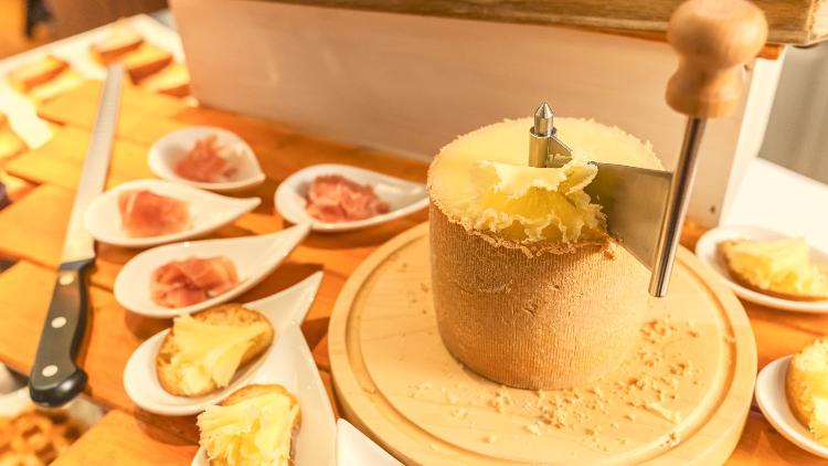 【朝食ブッフェメニュー】専用削り器で削る「テット・ド・モワンヌ」チーズ