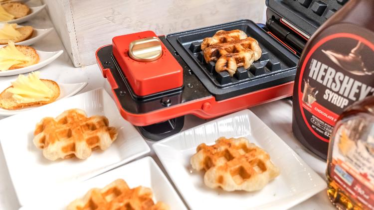 【朝食ブッフェメニュー】ワッフルメーカーで焼き上げるクロッフル。アイスクリームやジャムを添えてお召し上がりください。