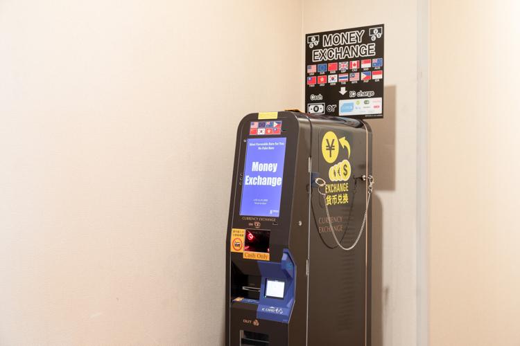 【外貨両替機】ロビースペースに設置しております。