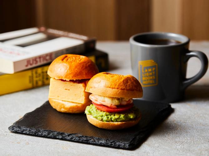 【ランプライトブックスカフェ】 朝食(宿泊者限定) お好きなミニバーガー2種とドリンクセット