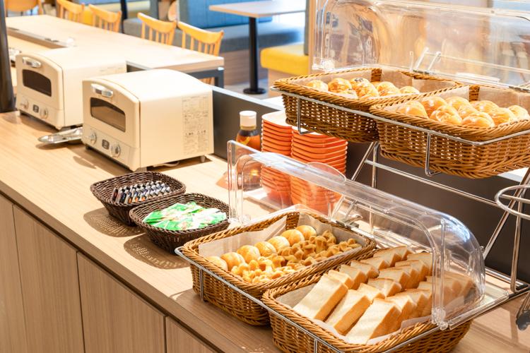 【無料朝食サービス】パン提供イメージ