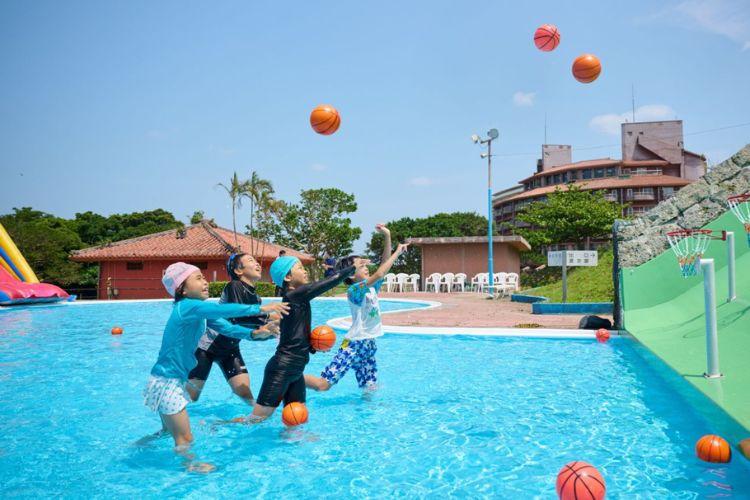 【夏季限定営業レジャープール】浅いプールにはバスケットボールもあるのでお子様も一緒に楽しめます