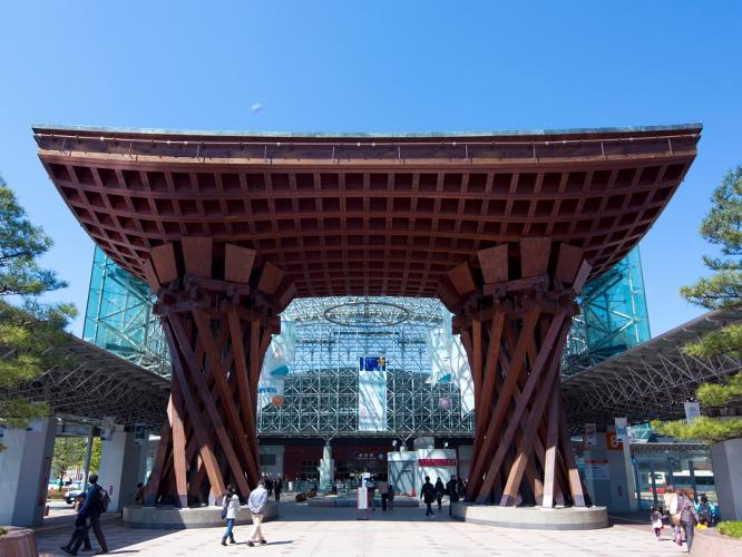 ＜金沢駅＞世界で最も美しい駅の一つに選ばれた金沢駅。世界で最も美しい駅の一つに選ばれた金沢駅。東口には鼓門ともてなしドームが、お越しいただいた皆さまをお迎えいたします。