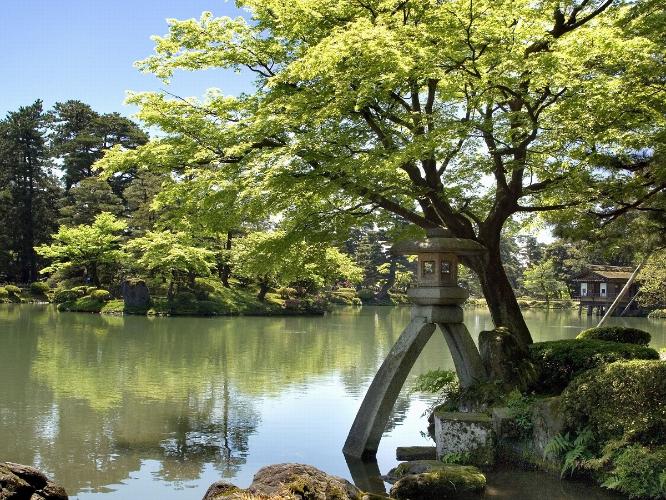 ＜兼六園：徒歩10分＞日本三名園の人気観光スポット。早朝には無料開放が行われ、散策にもぴったりです。