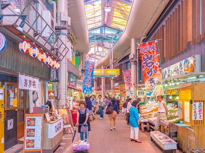 ＜近江町市場：徒歩1分＞北陸の新鮮なお魚や野菜が並ぶ市場。