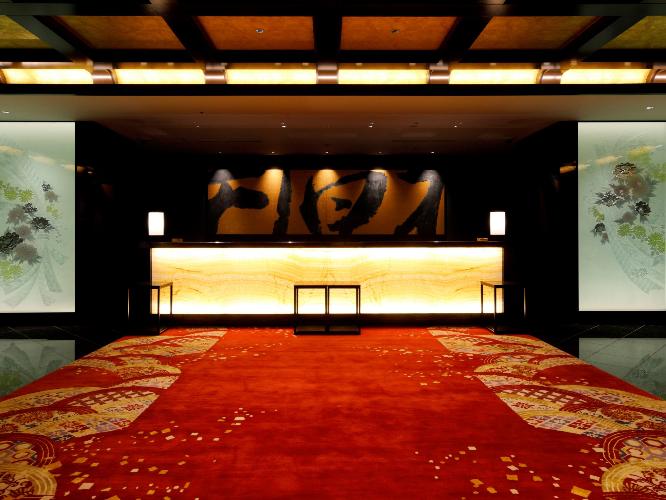 【レセプション】  加賀友禅の伝統的な柄を施したガラスの光壁や金箔のアート作品など、空間の一つ一つに伝統文化や工芸を散りばめています。