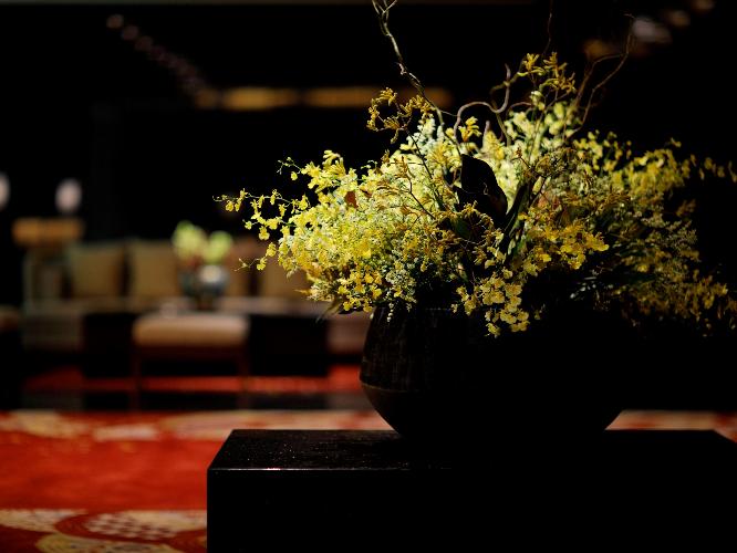【レセプション】館内随所で見られるアート作品や季節を感じる装花が、皆さまのご滞在に華を添えます。