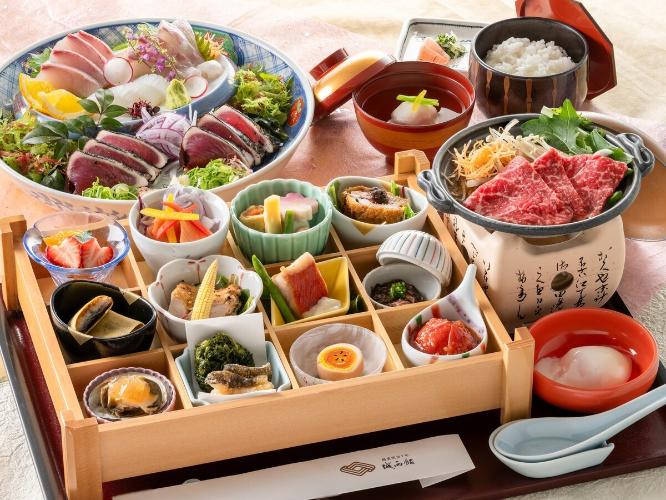 【土佐のさじき膳】土佐の味覚を愉しむ12種のお料理に藁焼きタタキと旬魚の皿鉢、和牛すき焼きなど