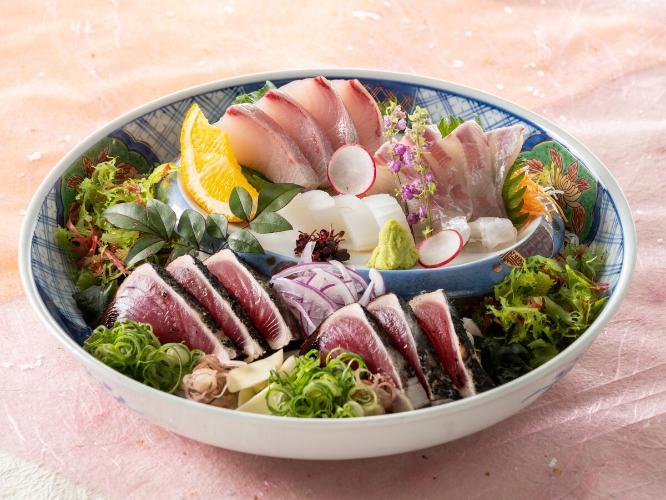 【皿鉢料理】当館の鰹のタタキは全て藁焼き！藁の香ばしさが漂う鰹のタタキに、新鮮な旬魚のお造りを盛付け