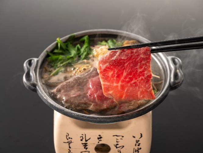 【黒毛和牛のすき焼き】とろける旨味とジューシーな黒毛和牛の贅沢すき焼き