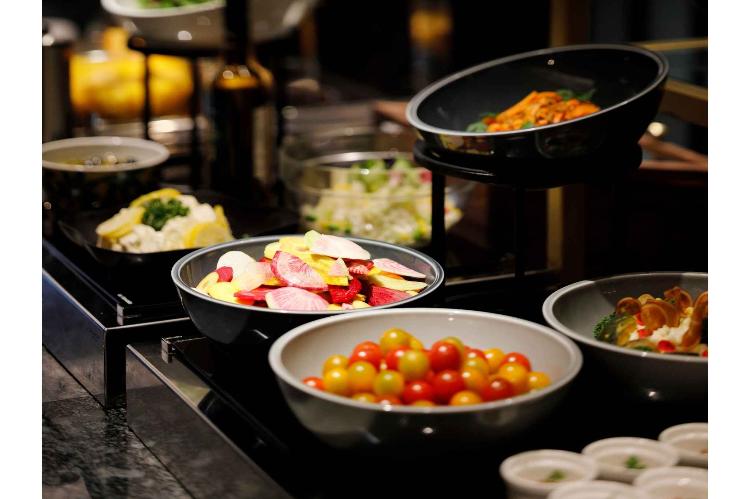 【朝食ブッフェ】新鮮な食材を使用したお料理や、ライブキッチンで出来立ての逸品をご提供いたします。