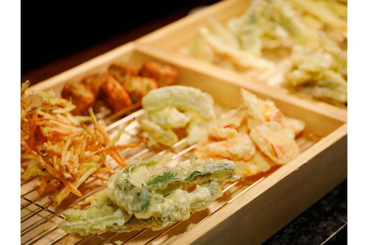 朝食ブッフェ  金沢ダイニングきざはしの朝食ブッフェでは、出来立ての天ぷらをライブキッチンにて提供いたします。