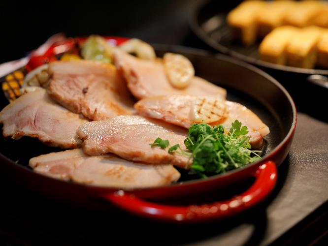 【朝食ブッフェ】  自家製のこだわりロースハムです。