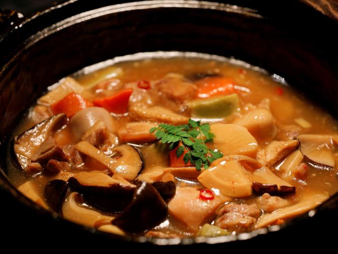 【朝食ブッフェ】  加賀料理「治部煮」は、粉をまぶして旨味を閉じ込めた鴨肉、すだれ麩、椎茸などを煮た加賀の郷土料理です。とろみのある汁が特徴で、山葵を薬味にお召し上がりください。