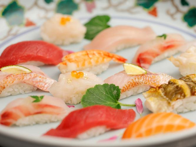 【朝食ブッフェ】  寿司刺身ステーションでは、職人が握りたてのお寿司をご提供いたします。