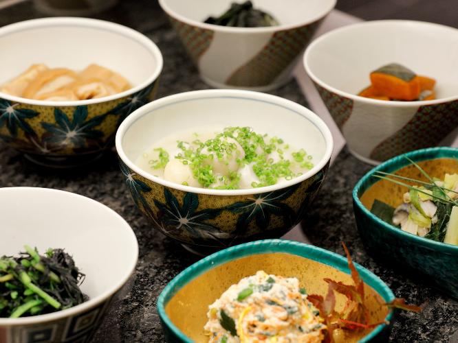 【朝食ブッフェ】  和ステーションでは温泉卵や漬物など朝の体に優しいお食事を種類豊富にご用意しております。