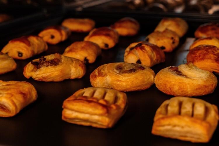 【朝食】デッキオーブンで焼き上げるパンは、外はカリッと中はふんわり