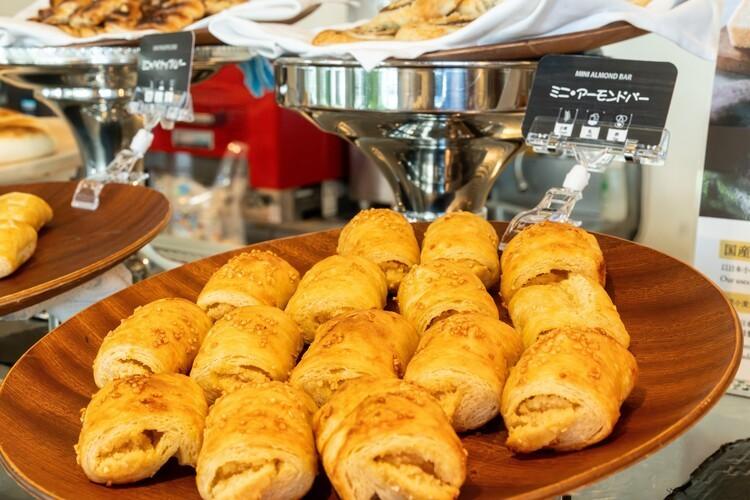【朝食】バター風味豊かなパン生地の中にローストアーモンドをミックス